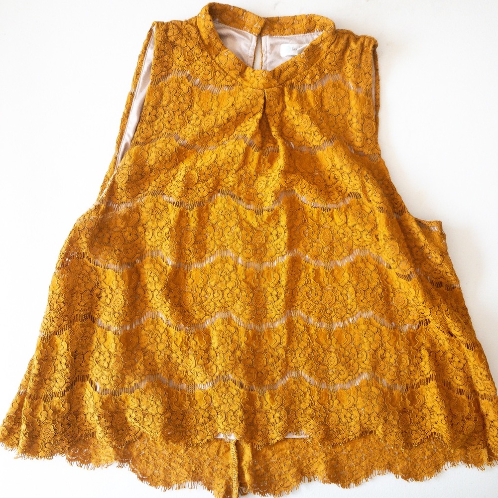 Mustard lace top 🎄